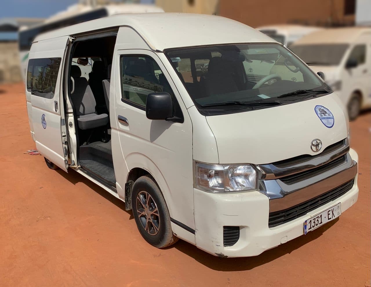 TOYOTA Hiace HighRoof — 1/3